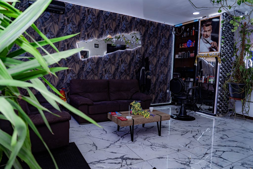 Zona de espera con sofá y plantas